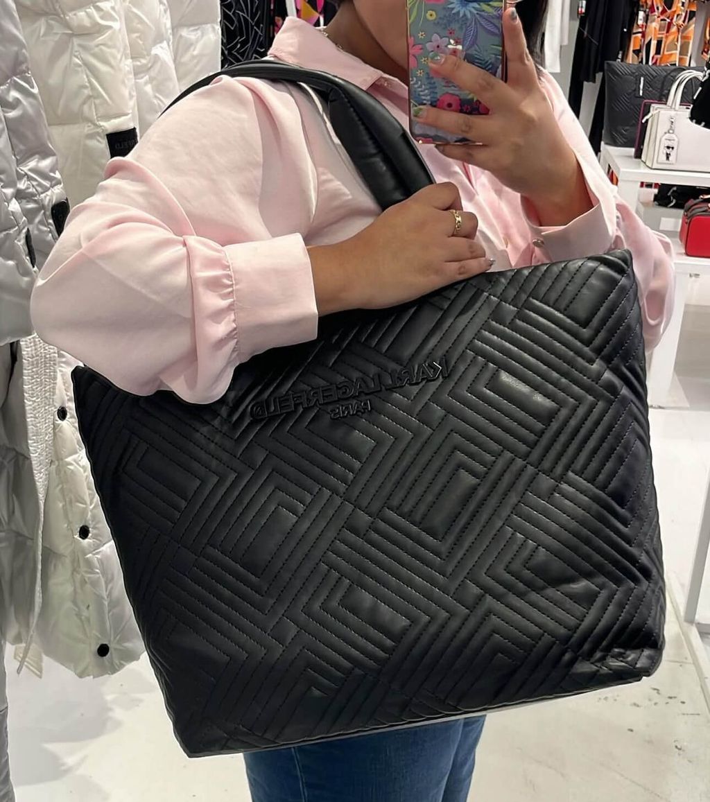 JuzBeauty_JuzBeautyMalaysia_JuzPretty_Authentic_Kbeauty_Malaysia_Skin_Care_Cosmetics_Jbeauty_Health_Care_korean_streetwear_US_Luxury_KARL LAGERFELD LH5AE8CA Voyage Tote Bag In Black 托特包4