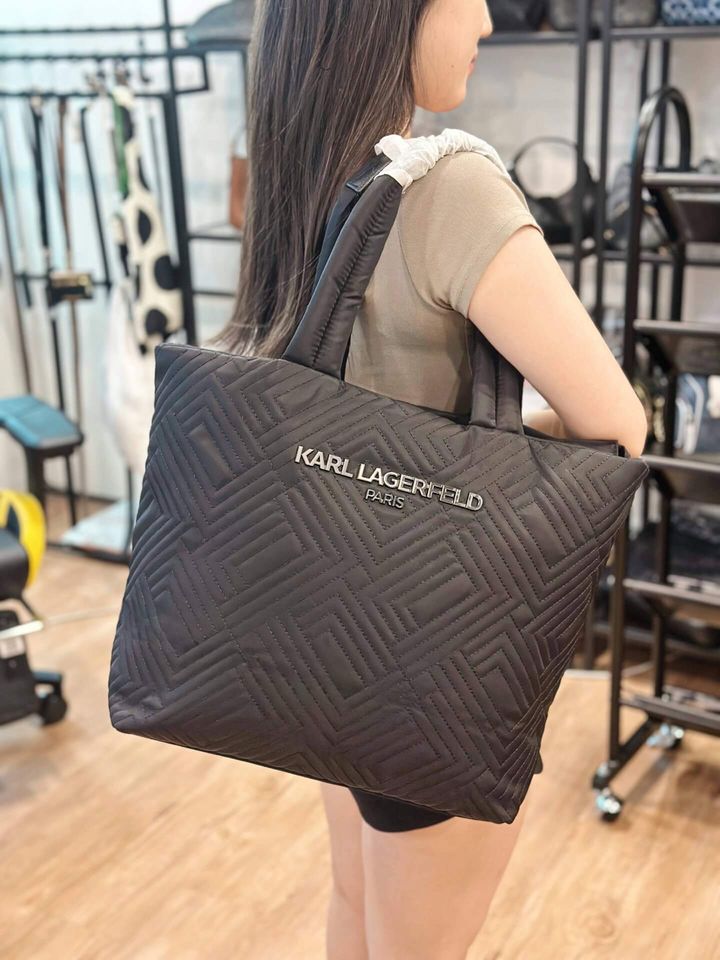 JuzBeauty_JuzBeautyMalaysia_JuzPretty_Authentic_Kbeauty_Malaysia_Skin_Care_Cosmetics_Jbeauty_Health_Care_korean_streetwear_US_Luxury_KARL LAGERFELD LH5AE8CA Voyage Tote Bag In Black 托特包6
