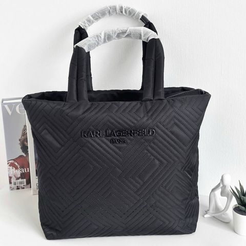JuzBeauty_JuzBeautyMalaysia_JuzPretty_Authentic_Kbeauty_Malaysia_Skin_Care_Cosmetics_Jbeauty_Health_Care_korean_streetwear_US_Luxury_KARL LAGERFELD LH5AE8CA Voyage Tote Bag In Black 托特包1
