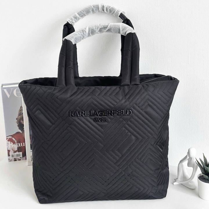 JuzBeauty_JuzBeautyMalaysia_JuzPretty_Authentic_Kbeauty_Malaysia_Skin_Care_Cosmetics_Jbeauty_Health_Care_korean_streetwear_US_Luxury_KARL LAGERFELD LH5AE8CA Voyage Tote Bag In Black 托特包1