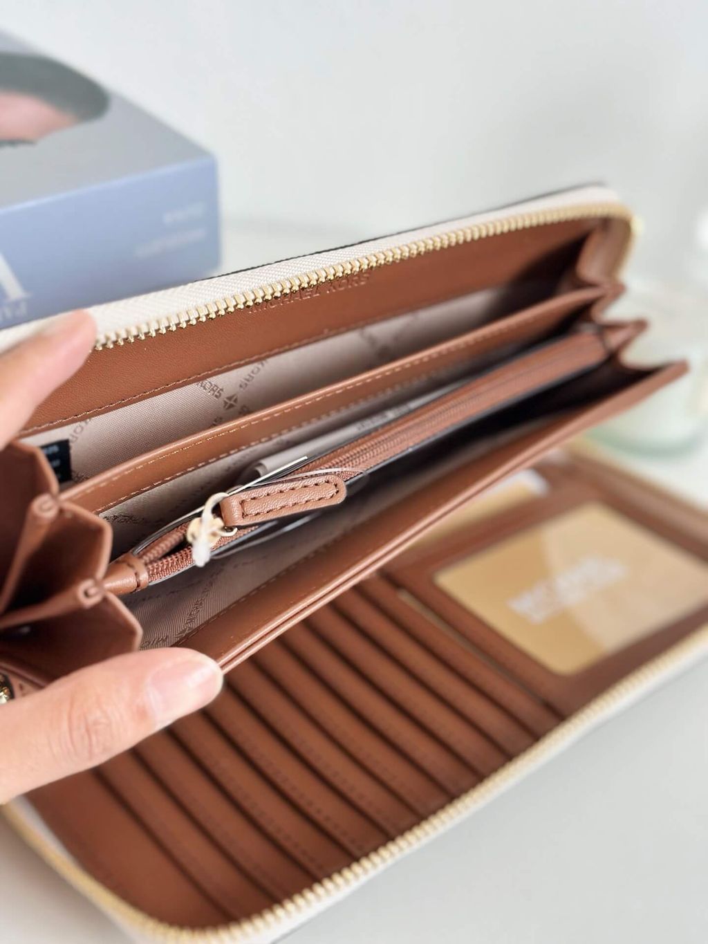 JuzBeauty_JuzBeautyMalaysia_JuzPretty_Authentic_Kbeauty_Malaysia_Skin_Care_Cosmetics_Jbeauty_Health_Care_korean_streetwear_US_Luxury_MICHAEL KORS 35F8GTVT3B Jet Set Travel Large Logo Continental Wristlet In Vanilla 女款长钱包3