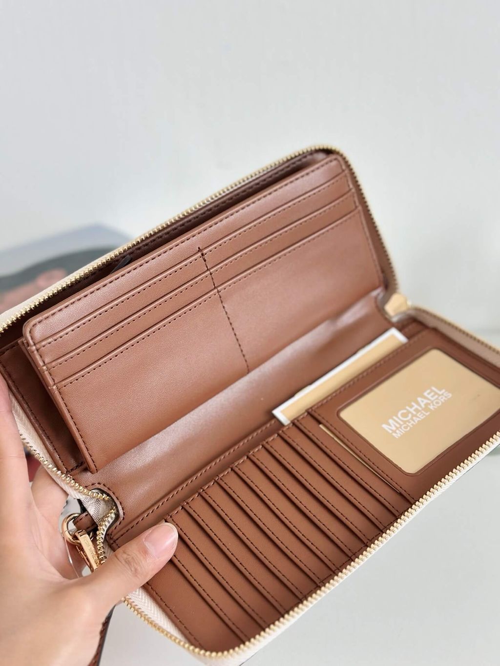 JuzBeauty_JuzBeautyMalaysia_JuzPretty_Authentic_Kbeauty_Malaysia_Skin_Care_Cosmetics_Jbeauty_Health_Care_korean_streetwear_US_Luxury_MICHAEL KORS 35F8GTVT3B Jet Set Travel Large Logo Continental Wristlet In Vanilla 女款长钱包2