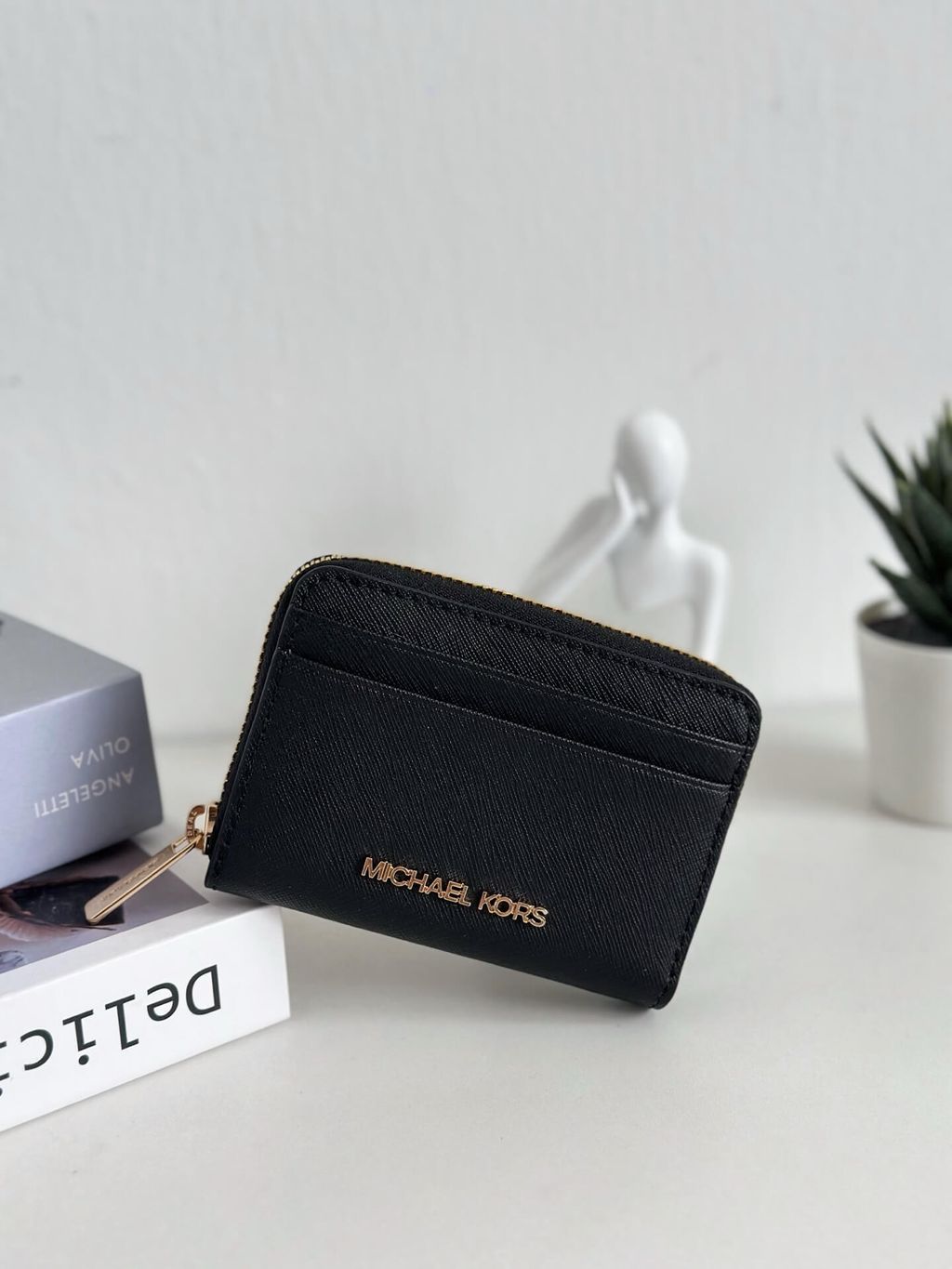 JuzBeauty_JuzBeautyMalaysia_JuzPretty_Authentic_Kbeauty_Malaysia_Skin_Care_Cosmetics_Jbeauty_Health_Care_korean_streetwear_US_Luxury_MICHAEL KORS 35H8GTVZ1L Jet Set Travel Medium Saffiano Leather Wallet In Black 女款钱包1