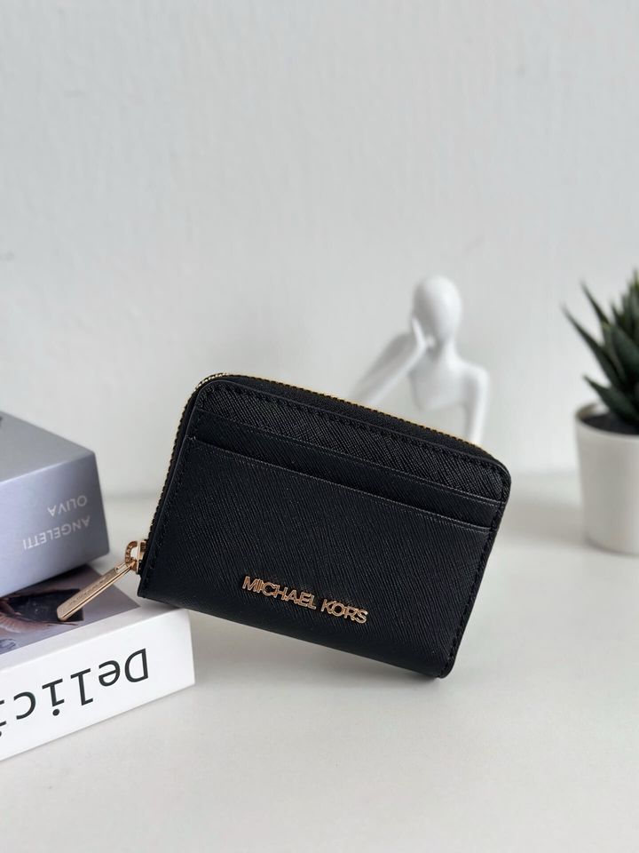 JuzBeauty_JuzBeautyMalaysia_JuzPretty_Authentic_Kbeauty_Malaysia_Skin_Care_Cosmetics_Jbeauty_Health_Care_korean_streetwear_US_Luxury_MICHAEL KORS 35H8GTVZ1L Jet Set Travel Medium Saffiano Leather Wallet In Black 女款钱包1