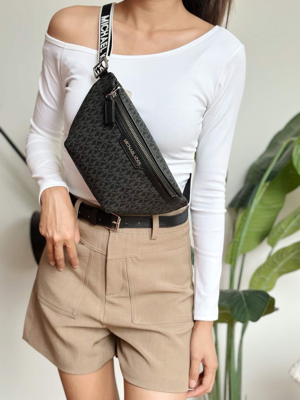 JuzBeauty_JuzBeautyMalaysia_JuzPretty_Authentic_Kbeauty_Malaysia_Skin_Care_Cosmetics_Jbeauty_Health_Care_korean_streetwear_US_Luxury_MICHAEL KORS 37T4LCOY1B Cooper Mini Logo Belt Bag In Black 男款胸包8