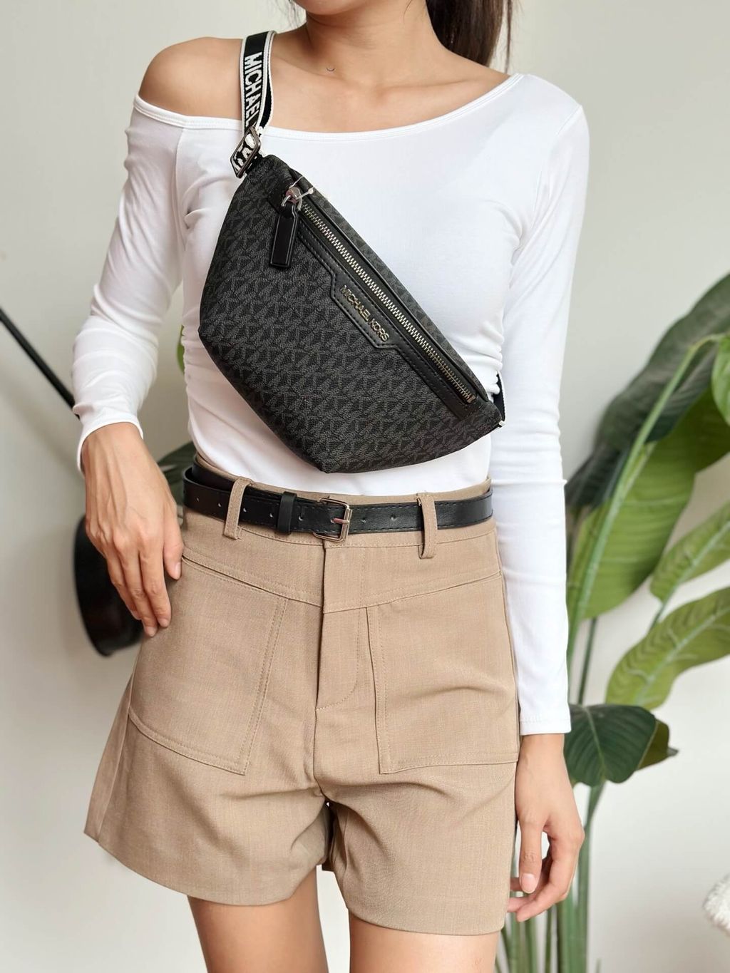 JuzBeauty_JuzBeautyMalaysia_JuzPretty_Authentic_Kbeauty_Malaysia_Skin_Care_Cosmetics_Jbeauty_Health_Care_korean_streetwear_US_Luxury_MICHAEL KORS 37T4LCOY1B Cooper Mini Logo Belt Bag In Black 男款胸包7