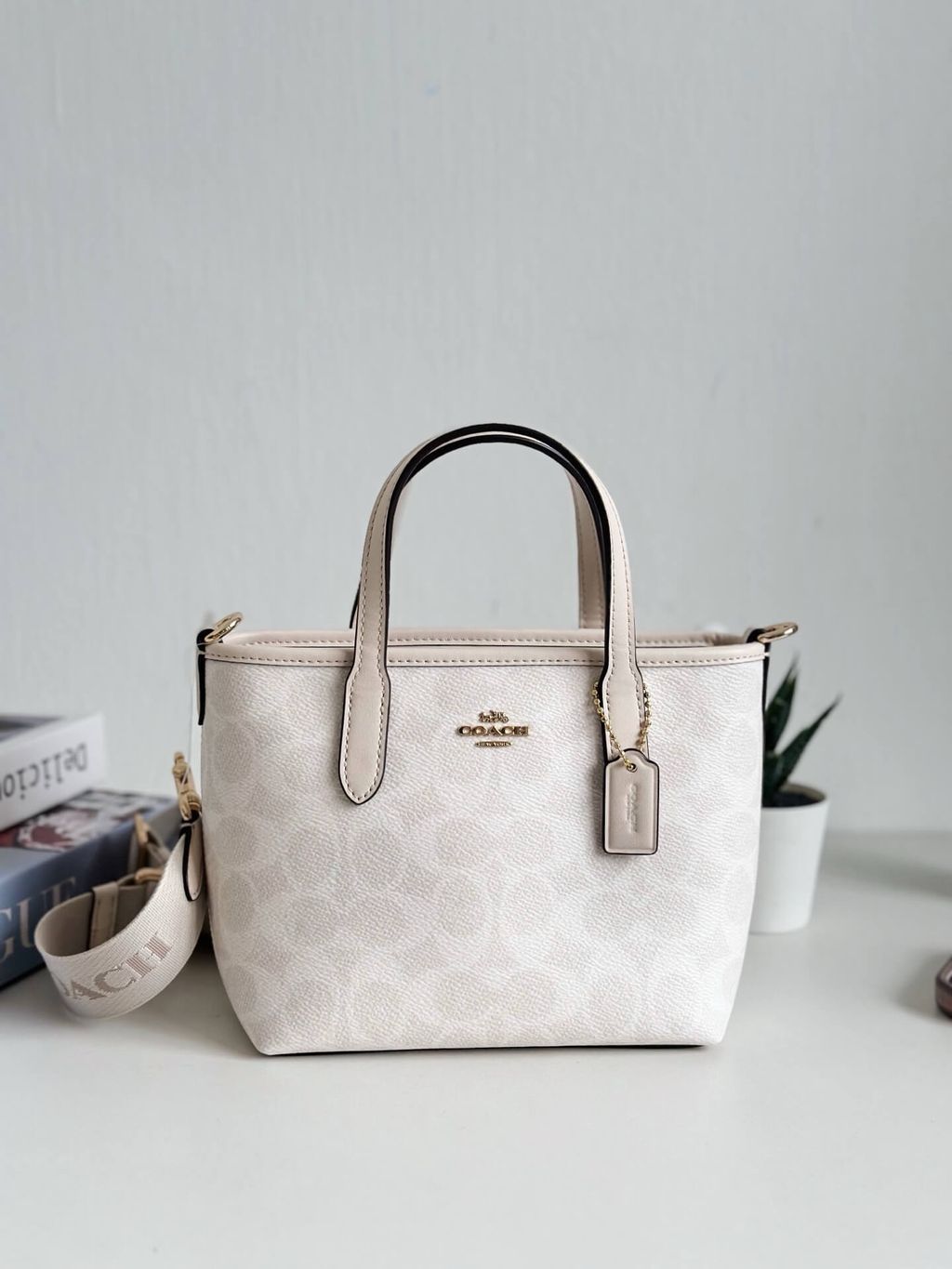 JuzBeauty_JuzBeautyMalaysia_JuzPretty_Authentic_Kbeauty_Malaysia_Skin_Care_Cosmetics_Jbeauty_Health_Care_korean_streetwear_US_Luxury_COACH CW032 City Mini Tote Bag In Signature Canvas In White:Chalk 托特包2