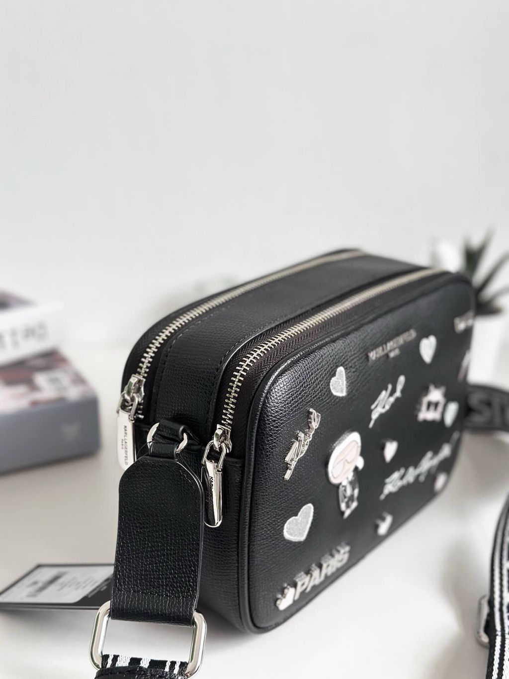 JuzBeauty_JuzBeautyMalaysia_JuzPretty_Authentic_Kbeauty_Malaysia_Skin_Care_Cosmetics_Jbeauty_Health_Care_korean_streetwear_US_Luxury_KARL LAGERFELD LH4EU9BJ Maybelle Letter Camera Crossbody Bag In Black Shimmer 相机包2