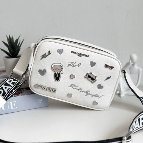 JuzBeauty_JuzBeautyMalaysia_JuzPretty_Authentic_Kbeauty_Malaysia_Skin_Care_Cosmetics_Jbeauty_Health_Care_korean_streetwear_US_Luxury_KARL LAGERFELD LH4EU9BJ Maybelle Letter Camera Crossbody Bag In White Multi 相机包3