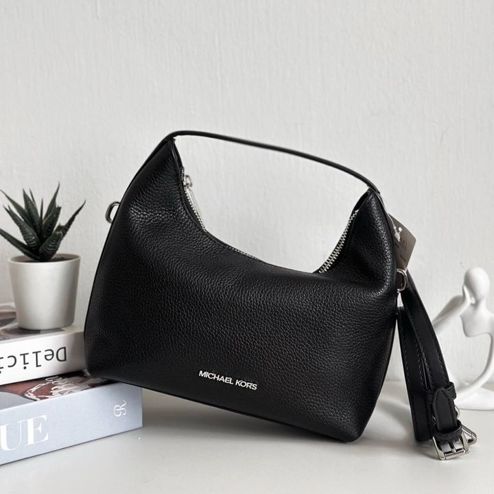 JuzBeauty_JuzBeautyMalaysia_JuzPretty_Authentic_Kbeauty_Malaysia_Skin_Care_Cosmetics_Jbeauty_Health_Care_korean_streetwear_US_Luxury_MICHAEL KORS 35F4S7YM1L Ember Small Messenger Bag In Black 牛角包1