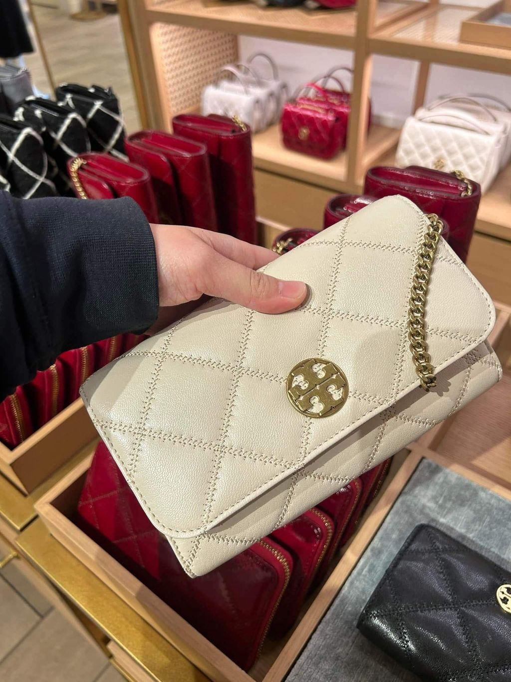 JuzBeauty_JuzBeautyMalaysia_JuzPretty_Authentic_Kbeauty_Malaysia_Skin_Care_Cosmetics_Jbeauty_Health_Care_korean_streetwear_US_Luxury_TORY BURCH 164055 Willa Chain Wallet In Brie 链条包4
