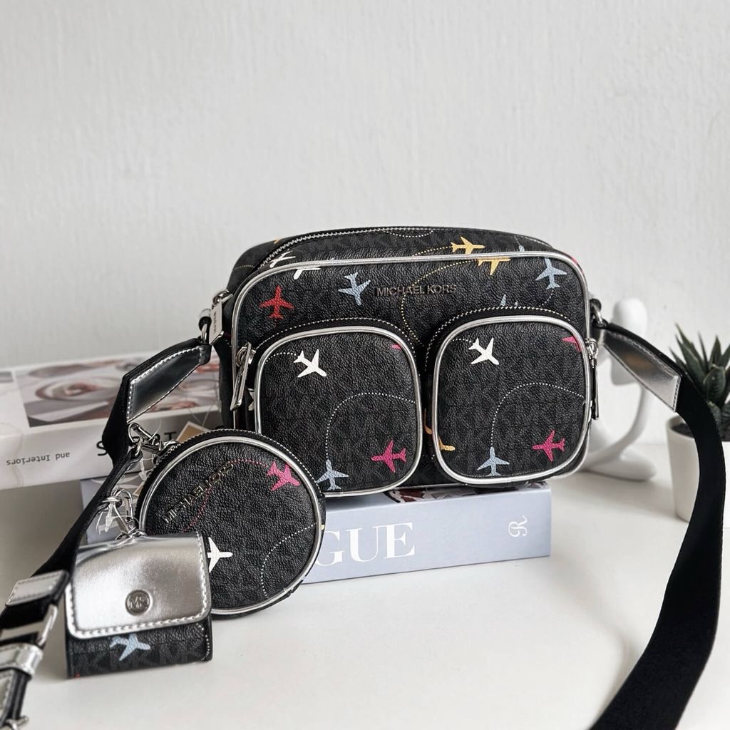 JuzBeauty_JuzBeautyMalaysia_JuzPretty_Authentic_Kbeauty_Malaysia_Skin_Care_Cosmetics_Jbeauty_Health_Care_korean_streetwear_US_Luxury_MICHAEL KORS 35R5STTC8V Jet Set Large Printed Signature Logo Crossbody Bag In Black 相机包1