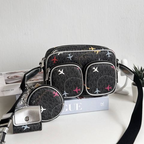 JuzBeauty_JuzBeautyMalaysia_JuzPretty_Authentic_Kbeauty_Malaysia_Skin_Care_Cosmetics_Jbeauty_Health_Care_korean_streetwear_US_Luxury_MICHAEL KORS 35R5STTC8V Jet Set Large Printed Signature Logo Crossbody Bag In Black 相机包1