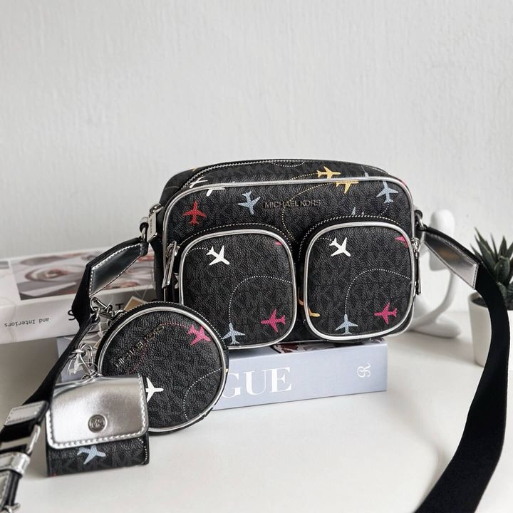 JuzBeauty_JuzBeautyMalaysia_JuzPretty_Authentic_Kbeauty_Malaysia_Skin_Care_Cosmetics_Jbeauty_Health_Care_korean_streetwear_US_Luxury_MICHAEL KORS 35R5STTC8V Jet Set Large Printed Signature Logo Crossbody Bag In Black 相机包1