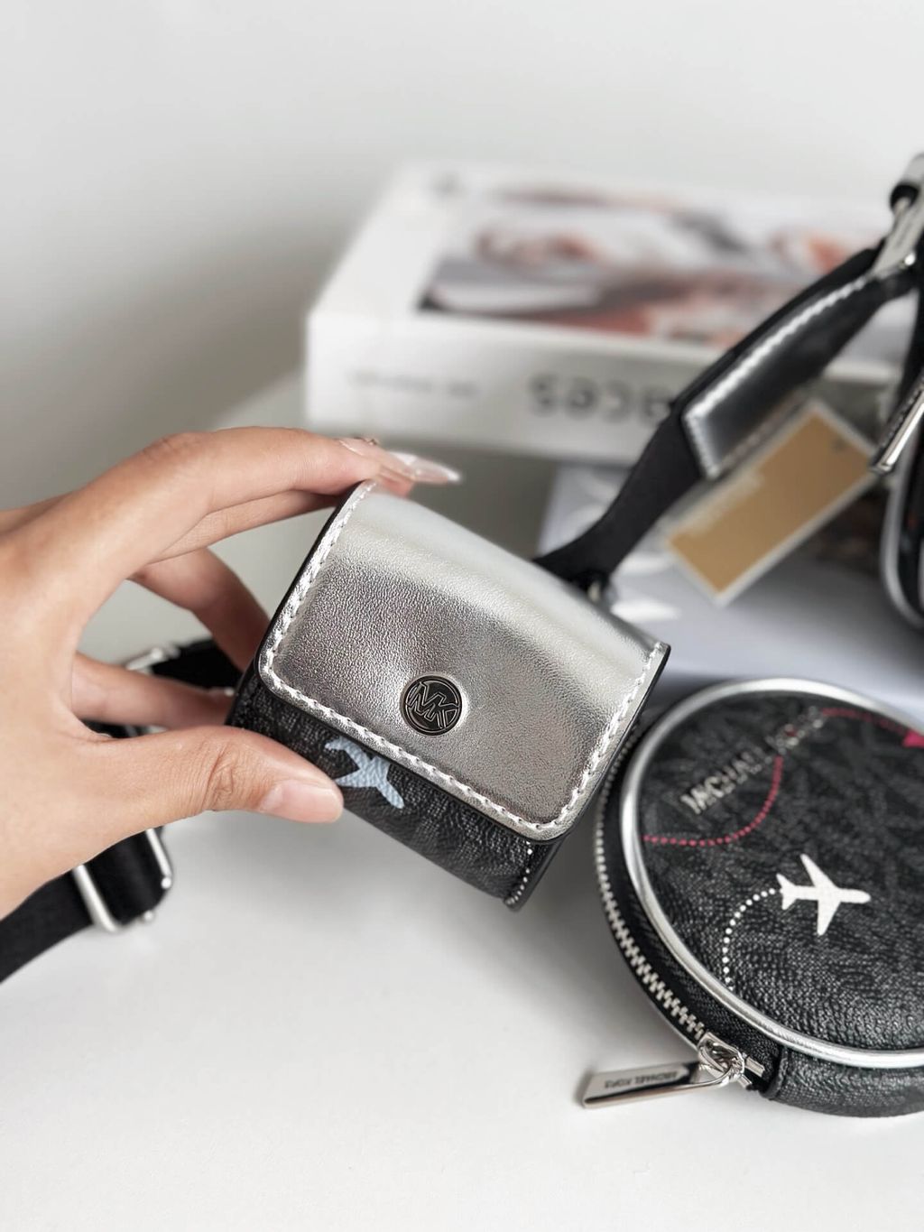 JuzBeauty_JuzBeautyMalaysia_JuzPretty_Authentic_Kbeauty_Malaysia_Skin_Care_Cosmetics_Jbeauty_Health_Care_korean_streetwear_US_Luxury_MICHAEL KORS 35R5STTC8V Jet Set Large Printed Signature Logo Crossbody Bag In Black 相机包4