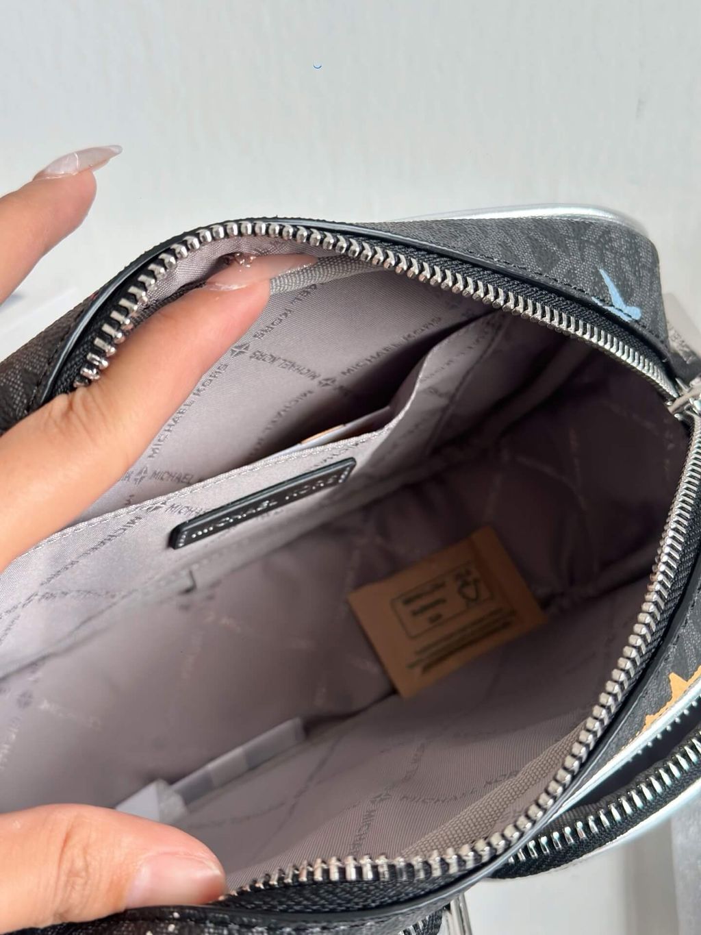 JuzBeauty_JuzBeautyMalaysia_JuzPretty_Authentic_Kbeauty_Malaysia_Skin_Care_Cosmetics_Jbeauty_Health_Care_korean_streetwear_US_Luxury_MICHAEL KORS 35R5STTC8V Jet Set Large Printed Signature Logo Crossbody Bag In Black 相机包5