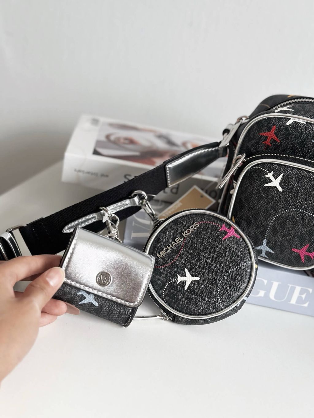 JuzBeauty_JuzBeautyMalaysia_JuzPretty_Authentic_Kbeauty_Malaysia_Skin_Care_Cosmetics_Jbeauty_Health_Care_korean_streetwear_US_Luxury_MICHAEL KORS 35R5STTC8V Jet Set Large Printed Signature Logo Crossbody Bag In Black 相机包3