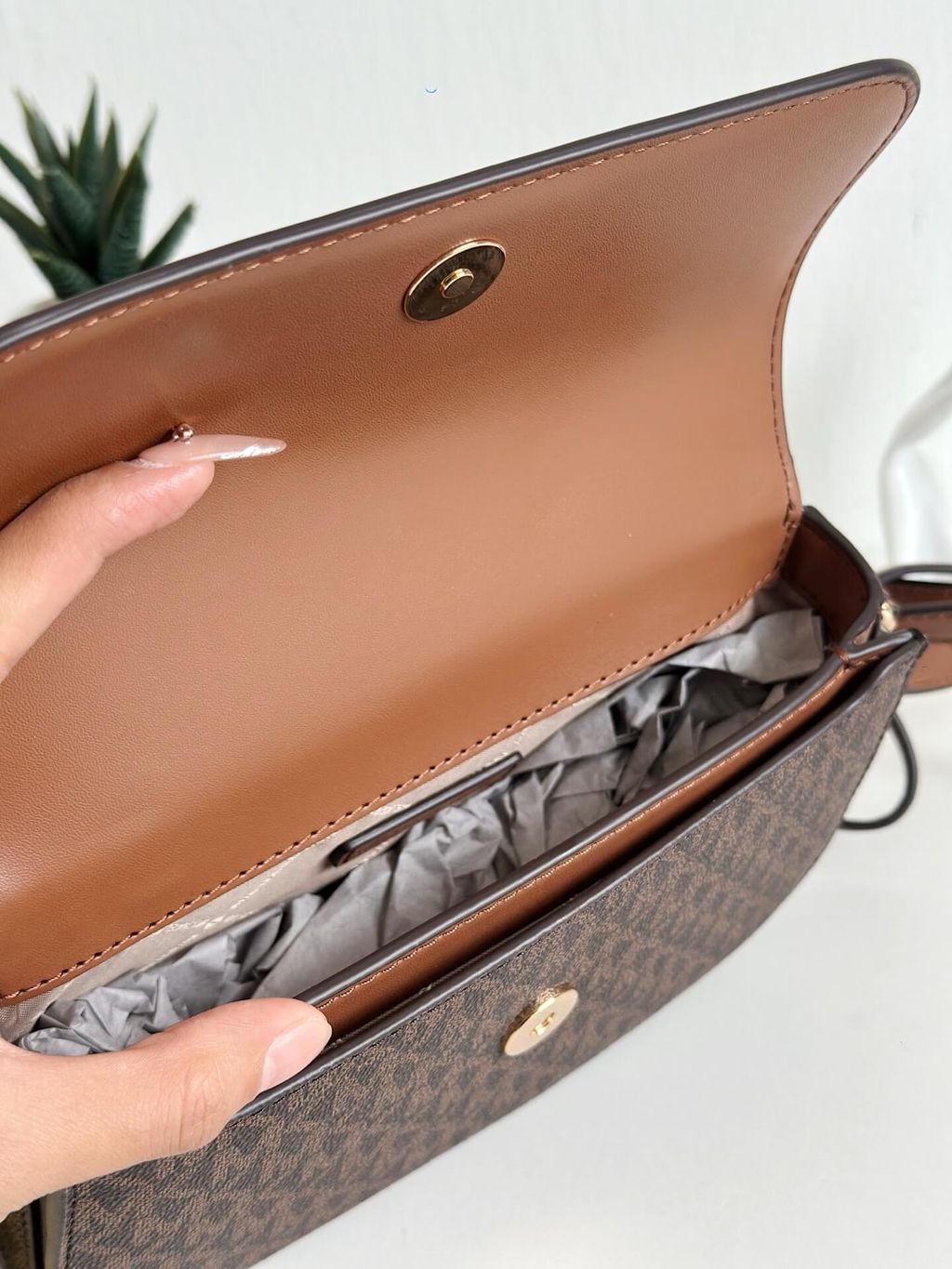 JuzBeauty_JuzBeautyMalaysia_JuzPretty_Authentic_Kbeauty_Malaysia_Skin_Care_Cosmetics_Jbeauty_Health_Care_korean_streetwear_US_Luxury_MICHAEL KORS 35F4GTVC1B Jet Set Travel Small Logo Crossbody Bag In Brown 斜挎包2