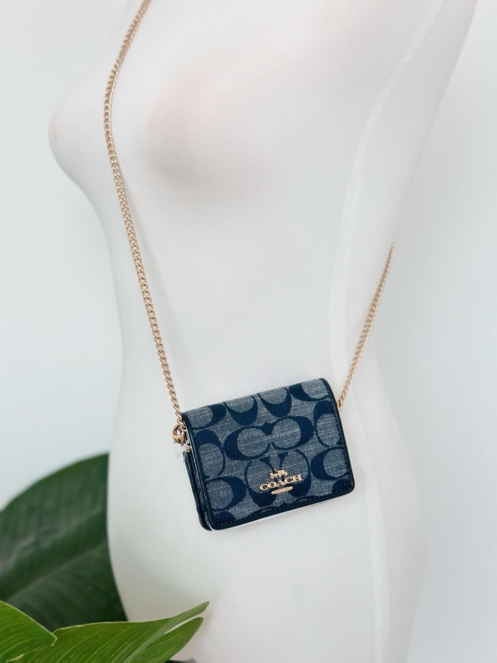 JuzBeauty_JuzBeautyMalaysia_JuzPretty_Authentic_Kbeauty_Malaysia_Skin_Care_Cosmetics_Jbeauty_Health_Care_korean_streetwear_US_Luxury_COACH C8667 Mini Wallet On Chain In Signature Chambray 迷你斜挎包10