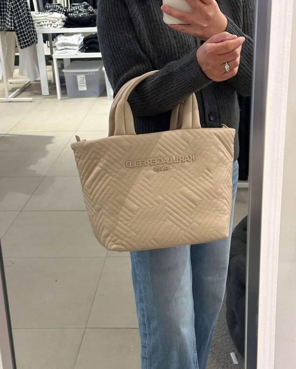 JuzBeauty_JuzBeautyMalaysia_JuzPretty_Authentic_Kbeauty_Malaysia_Skin_Care_Cosmetics_Jbeauty_Health_Care_korean_streetwear_US_Luxury_KARL LAGERFELD LH5AZ4CX Voyage Small Nylon Tote Bag In Shell 托特包3