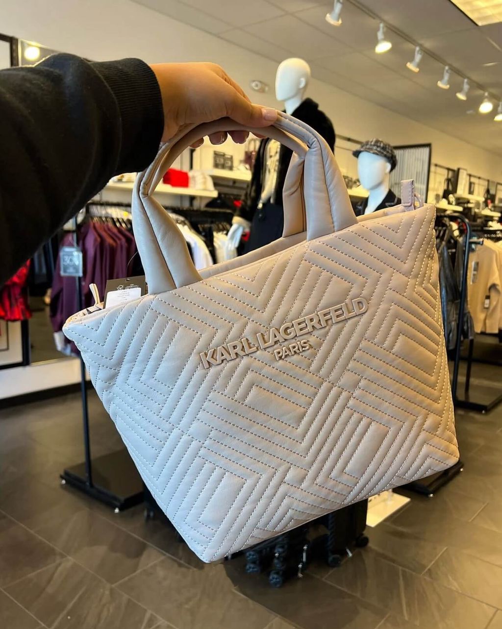 JuzBeauty_JuzBeautyMalaysia_JuzPretty_Authentic_Kbeauty_Malaysia_Skin_Care_Cosmetics_Jbeauty_Health_Care_korean_streetwear_US_Luxury_KARL LAGERFELD LH5AZ4CX Voyage Small Nylon Tote Bag In Shell 托特包2