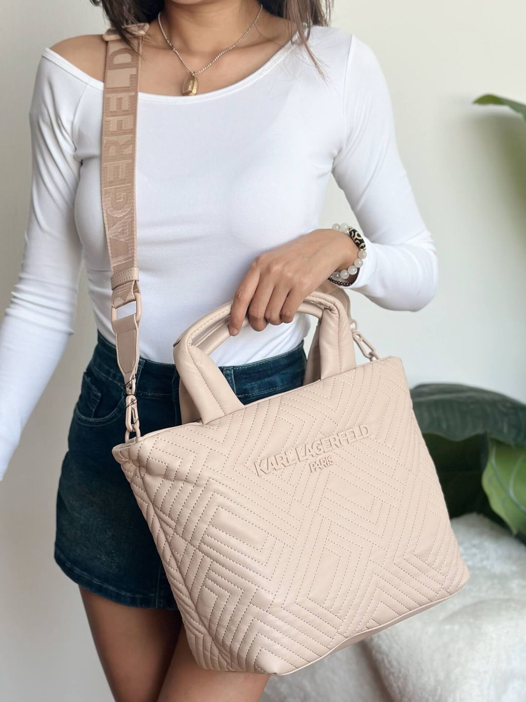 JuzBeauty_JuzBeautyMalaysia_JuzPretty_Authentic_Kbeauty_Malaysia_Skin_Care_Cosmetics_Jbeauty_Health_Care_korean_streetwear_US_Luxury_KARL LAGERFELD LH5AZ4CX Voyage Small Nylon Tote Bag In Shell 托特包9