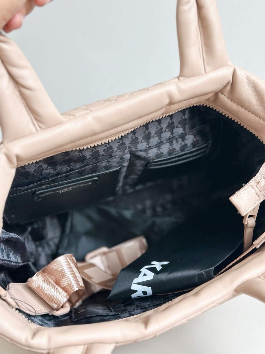 JuzBeauty_JuzBeautyMalaysia_JuzPretty_Authentic_Kbeauty_Malaysia_Skin_Care_Cosmetics_Jbeauty_Health_Care_korean_streetwear_US_Luxury_KARL LAGERFELD LH5AZ4CX Voyage Small Nylon Tote Bag In Shell 托特包6