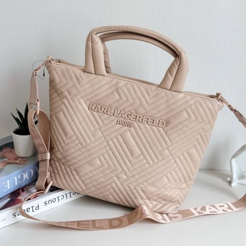 JuzBeauty_JuzBeautyMalaysia_JuzPretty_Authentic_Kbeauty_Malaysia_Skin_Care_Cosmetics_Jbeauty_Health_Care_korean_streetwear_US_Luxury_KARL LAGERFELD LH5AZ4CX Voyage Small Nylon Tote Bag In Shell 托特包1
