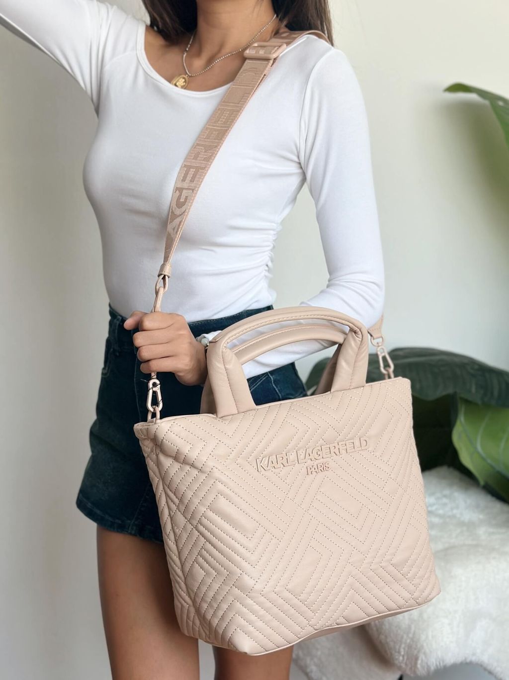 JuzBeauty_JuzBeautyMalaysia_JuzPretty_Authentic_Kbeauty_Malaysia_Skin_Care_Cosmetics_Jbeauty_Health_Care_korean_streetwear_US_Luxury_KARL LAGERFELD LH5AZ4CX Voyage Small Nylon Tote Bag In Shell 托特包11