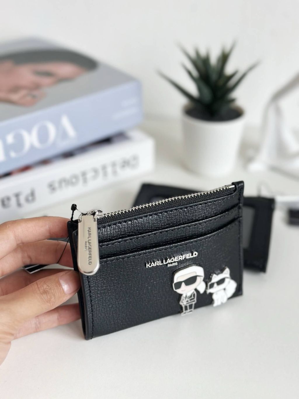 JuzBeauty_JuzBeautyMalaysia_JuzPretty_Authentic_Kbeauty_Malaysia_Skin_Care_Cosmetics_Jbeauty_Health_Care_korean_streetwear_US_Luxury_KARL LAGERFELD LH5Z08DE Zip Card Case In Black 卡包7