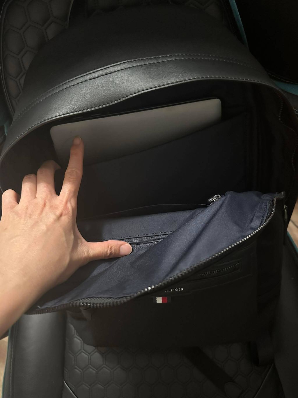 JuzBeauty_JuzBeautyMalaysia_JuzPretty_Authentic_Kbeauty_Malaysia_Skin_Care_Cosmetics_Jbeauty_Health_Care_korean_streetwear_US_Luxury_TOMMY HILFIGER 69JB154001 Logo Puffer Backpack 背包5