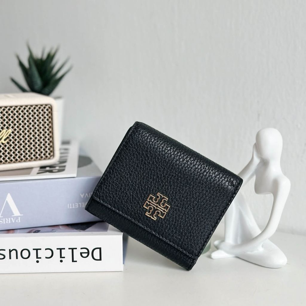 JuzBeauty_JuzBeautyMalaysia_JuzPretty_Authentic_Kbeauty_Malaysia_Skin_Care_Cosmetics_Jbeauty_Health_Care_korean_streetwear_US_Luxury_TORY BURCH 159431 Britten Black Pebbled Leather Tri-fold Compact Wallet In Black 女款钱包1