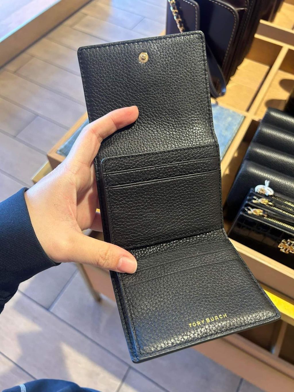 JuzBeauty_JuzBeautyMalaysia_JuzPretty_Authentic_Kbeauty_Malaysia_Skin_Care_Cosmetics_Jbeauty_Health_Care_korean_streetwear_US_Luxury_TORY BURCH 159431 Britten Black Pebbled Leather Tri-fold Compact Wallet In Black 女款钱包5