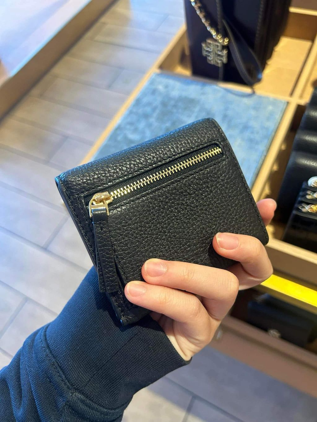 JuzBeauty_JuzBeautyMalaysia_JuzPretty_Authentic_Kbeauty_Malaysia_Skin_Care_Cosmetics_Jbeauty_Health_Care_korean_streetwear_US_Luxury_TORY BURCH 159431 Britten Black Pebbled Leather Tri-fold Compact Wallet In Black 女款钱包4