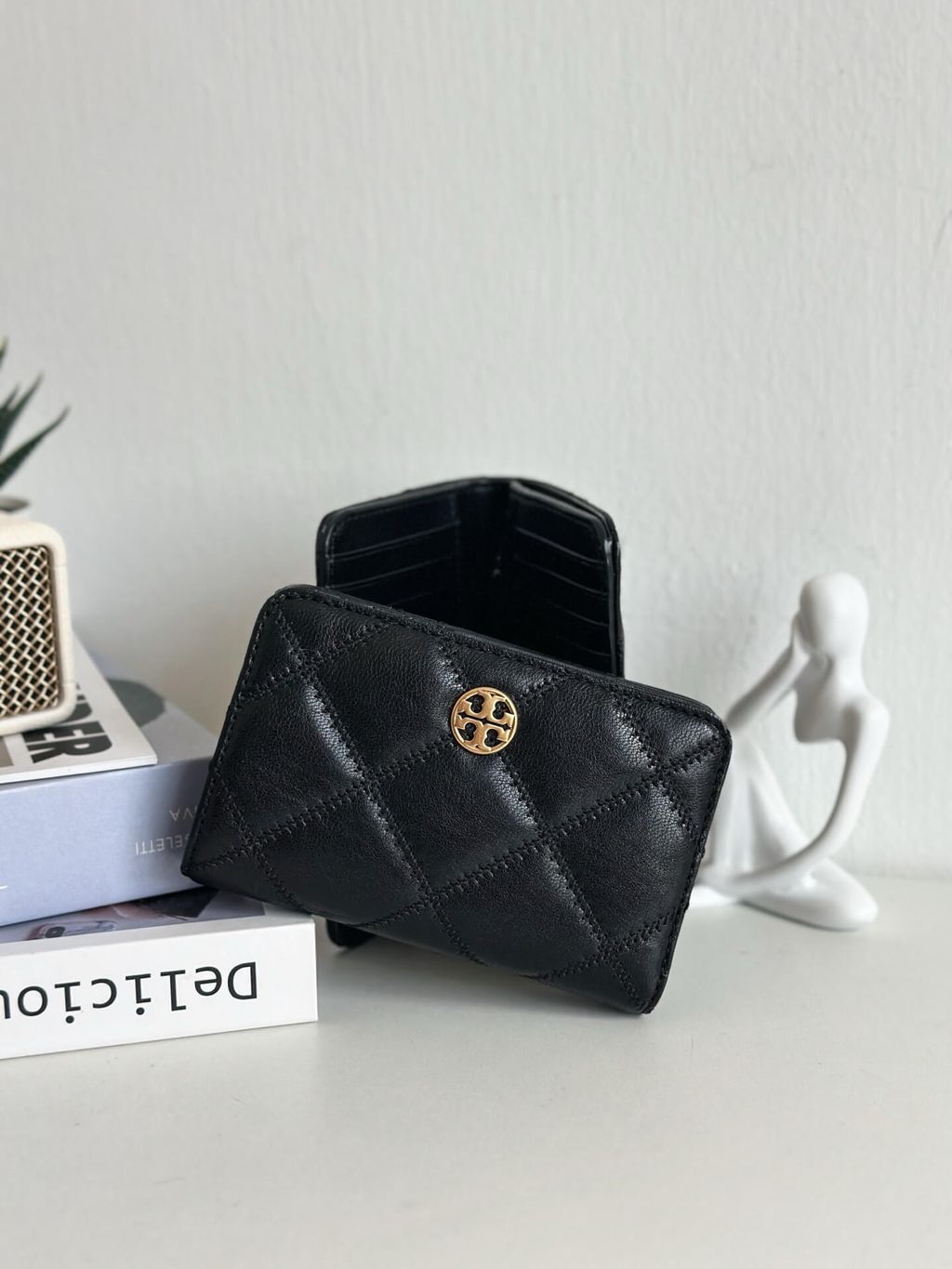JuzBeauty_JuzBeautyMalaysia_JuzPretty_Authentic_Kbeauty_Malaysia_Skin_Care_Cosmetics_Jbeauty_Health_Care_korean_streetwear_US_Luxury_TORY BURCH 150077 Willa Leather Medium Wallet In Black 女款錢包5