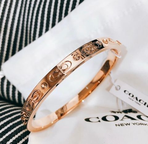 JuzBeauty_JuzBeautyMalaysia_JuzPretty_Authentic_Kbeauty_Malaysia_Skin_Care_Cosmetics_Jbeauty_Health_Care_korean_streetwear_US_Luxury_Coach CX686 Kissing C Hinged Bangle Rose Gold 手镯2