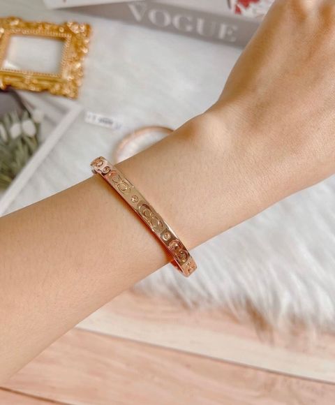 JuzBeauty_JuzBeautyMalaysia_JuzPretty_Authentic_Kbeauty_Malaysia_Skin_Care_Cosmetics_Jbeauty_Health_Care_korean_streetwear_US_Luxury_Coach CX686 Kissing C Hinged Bangle Rose Gold 手镯1
