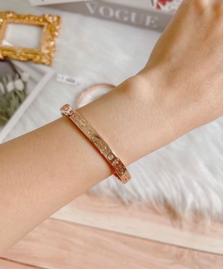 JuzBeauty_JuzBeautyMalaysia_JuzPretty_Authentic_Kbeauty_Malaysia_Skin_Care_Cosmetics_Jbeauty_Health_Care_korean_streetwear_US_Luxury_Coach CX686 Kissing C Hinged Bangle Rose Gold 手镯1