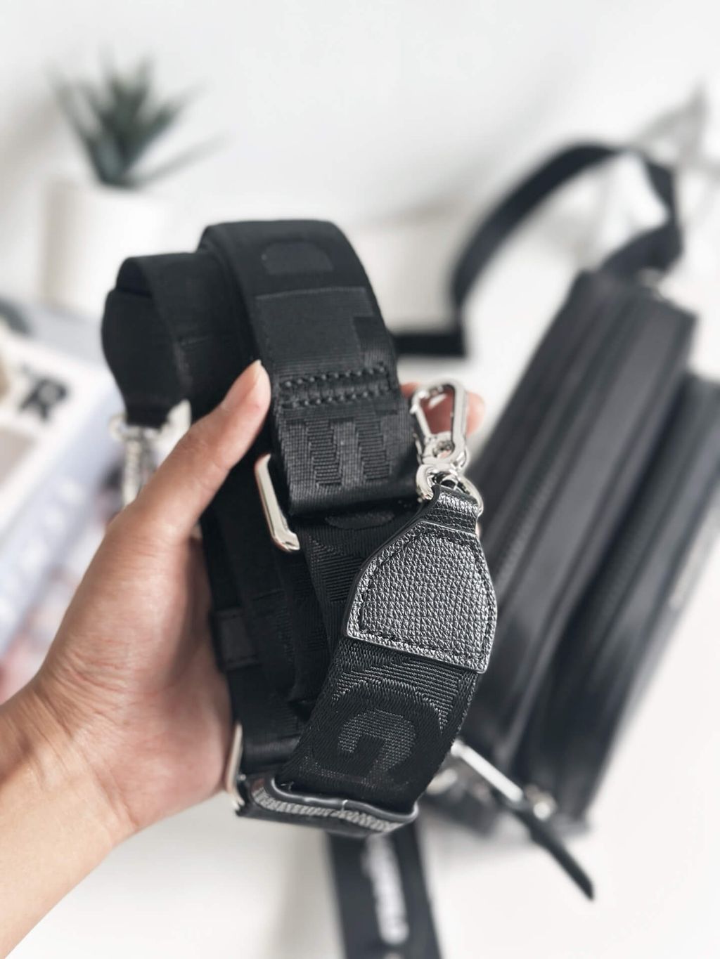 JuzBeauty_JuzBeautyMalaysia_JuzPretty_Authentic_Kbeauty_Malaysia_Skin_Care_Cosmetics_Jbeauty_Health_Care_korean_streetwear_US_Luxury_KARL LAGERFELD LH3EE5CL Voyage Convertible Belt Bag In Black 斜挎包1