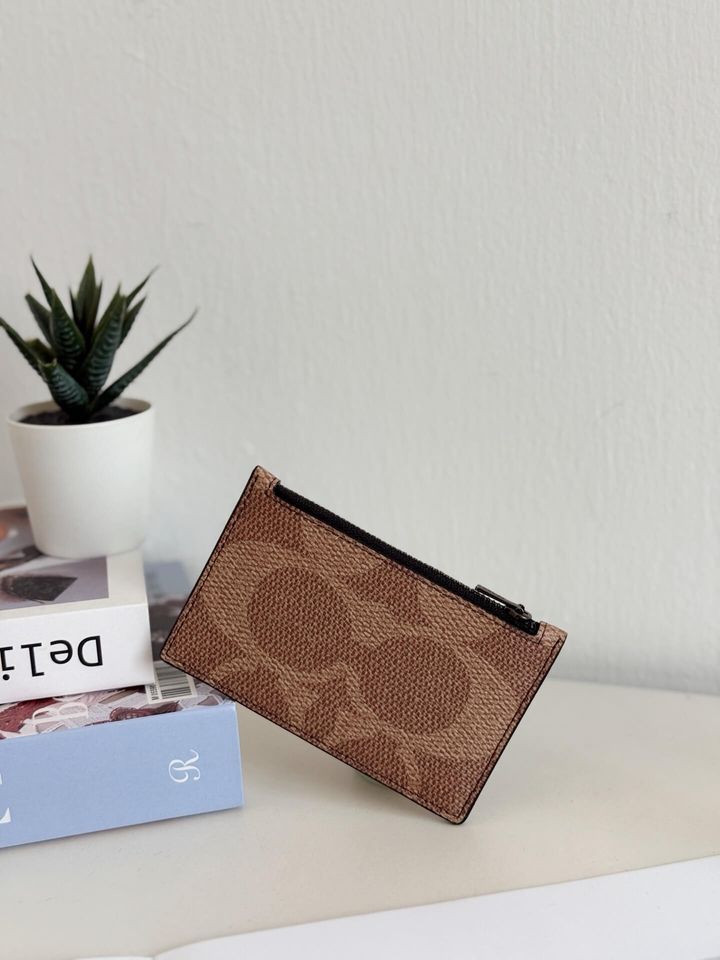 JuzBeauty_JuzBeautyMalaysia_JuzPretty_Authentic_Kbeauty_Malaysia_Skin_Care_Cosmetics_Jbeauty_Health_Care_korean_streetwear_US_Luxury_COACH CAB81 Zip Card Case In Blocked Signature Canvas in Sand Tan 男款卡包4