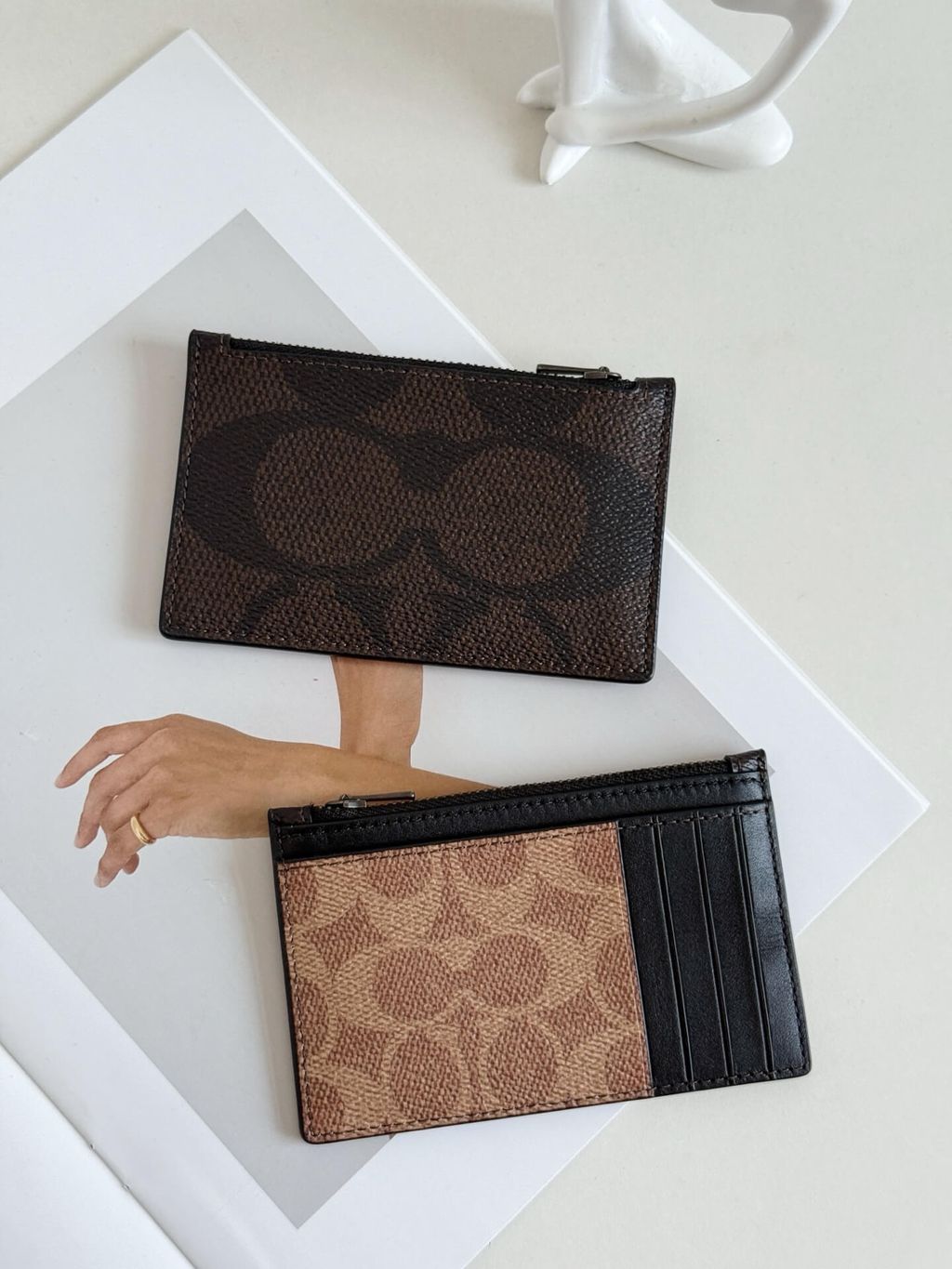 JuzBeauty_JuzBeautyMalaysia_JuzPretty_Authentic_Kbeauty_Malaysia_Skin_Care_Cosmetics_Jbeauty_Health_Care_korean_streetwear_US_Luxury_COACH CAB81 Zip Card Case In Blocked Signature Canvas in Walnut:Tan 男款卡包3