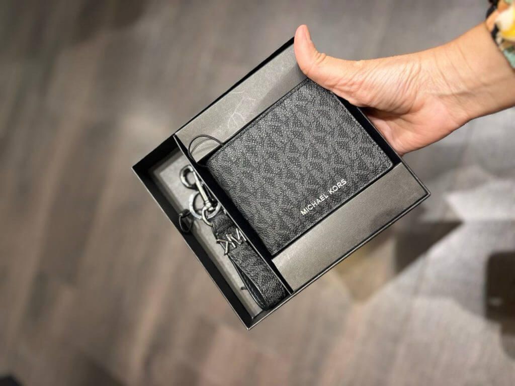 JuzBeauty_JuzBeautyMalaysia_JuzPretty_Authentic_Kbeauty_Malaysia_Skin_Care_Cosmetics_Jbeauty_Health_Care_korean_streetwear_US_Luxury_MICHAEL KORS 36T4LGFF1B Logo Wallet and Key Chain Gift Set in Black 男款钱包礼盒6