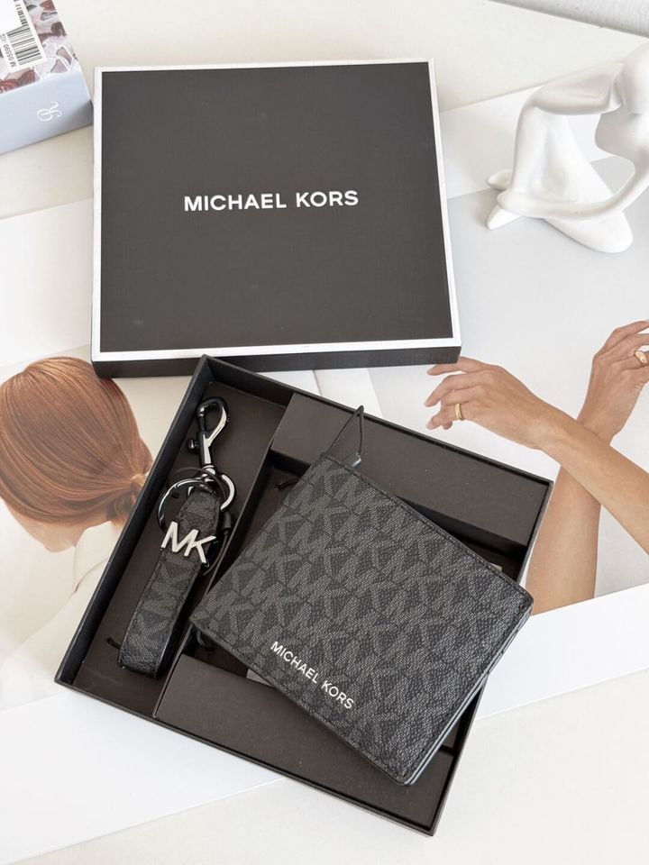 JuzBeauty_JuzBeautyMalaysia_JuzPretty_Authentic_Kbeauty_Malaysia_Skin_Care_Cosmetics_Jbeauty_Health_Care_korean_streetwear_US_Luxury_MICHAEL KORS 36T4LGFF1B Logo Wallet and Key Chain Gift Set in Black 男款钱包礼盒2