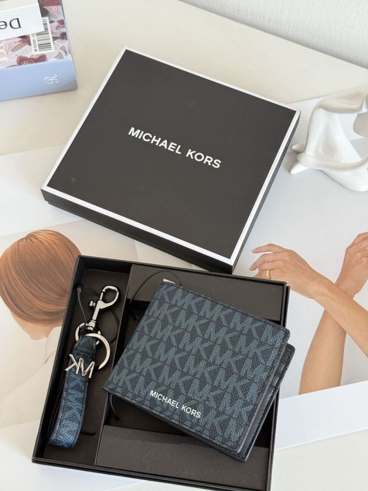 JuzBeauty_JuzBeautyMalaysia_JuzPretty_Authentic_Kbeauty_Malaysia_Skin_Care_Cosmetics_Jbeauty_Health_Care_korean_streetwear_US_Luxury_MICHAEL KORS 36T4LGFF1B Logo Wallet and Key Chain Gift Set in Pale Blue 男款钱包礼盒3