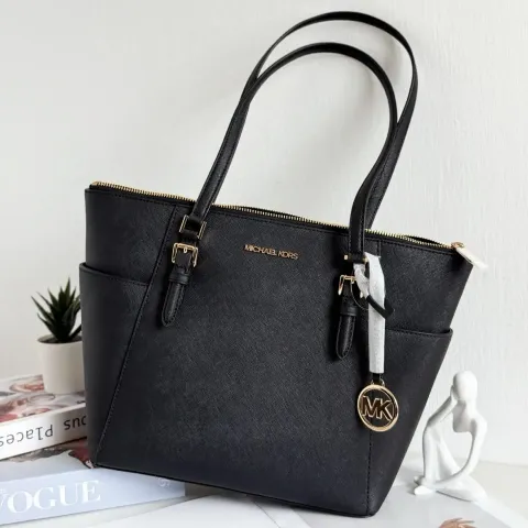 JuzBeauty_JuzBeautyMalaysia_JuzPretty_Authentic_Kbeauty_Malaysia_Skin_Care_Cosmetics_Jbeauty_Health_Care_korean_streetwear_US_Luxury_MICHAEL KORS 35T0GCFT7L Charlotte Large Saffiano Leather Top-zip Tote Bag In Black 托特包1