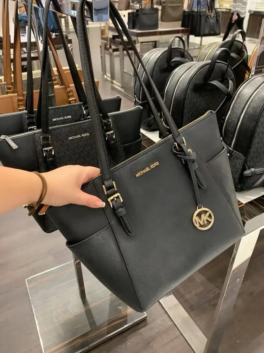 JuzBeauty_JuzBeautyMalaysia_JuzPretty_Authentic_Kbeauty_Malaysia_Skin_Care_Cosmetics_Jbeauty_Health_Care_korean_streetwear_US_Luxury_MICHAEL KORS 35T0GCFT7L Charlotte Large Saffiano Leather Top-zip Tote Bag In Black 托特包4