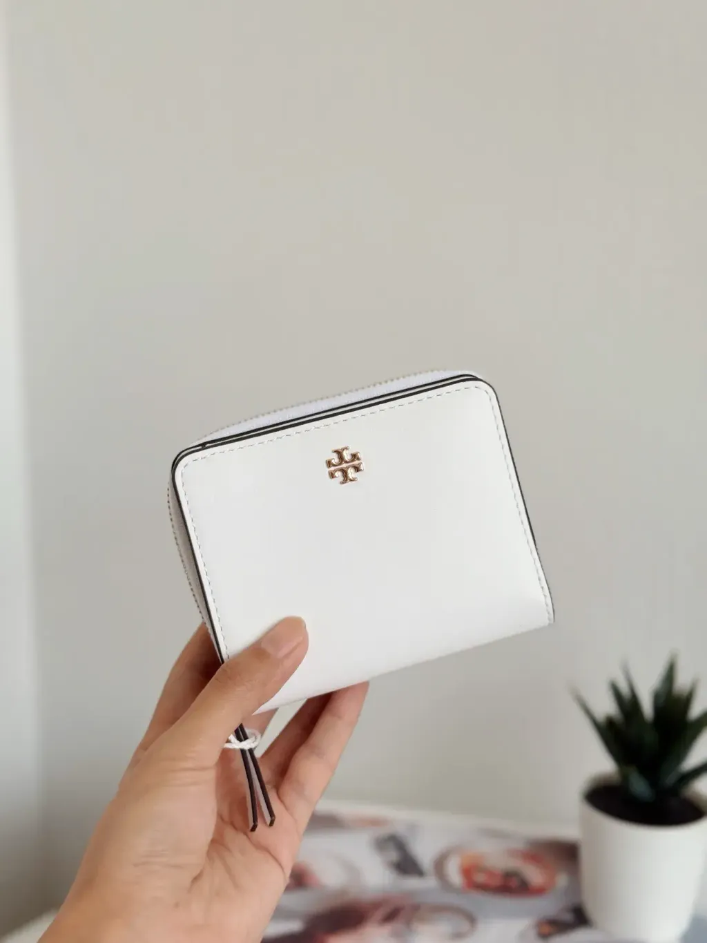 JuzBeauty_JuzBeautyMalaysia_JuzPretty_Authentic_Kbeauty_Malaysia_Skin_Care_Cosmetics_Jbeauty_Health_Care_korean_streetwear_US_Luxury_TORY BURCH 168003 Emerson Soft Mini Wallet In Optic White 女款钱包8