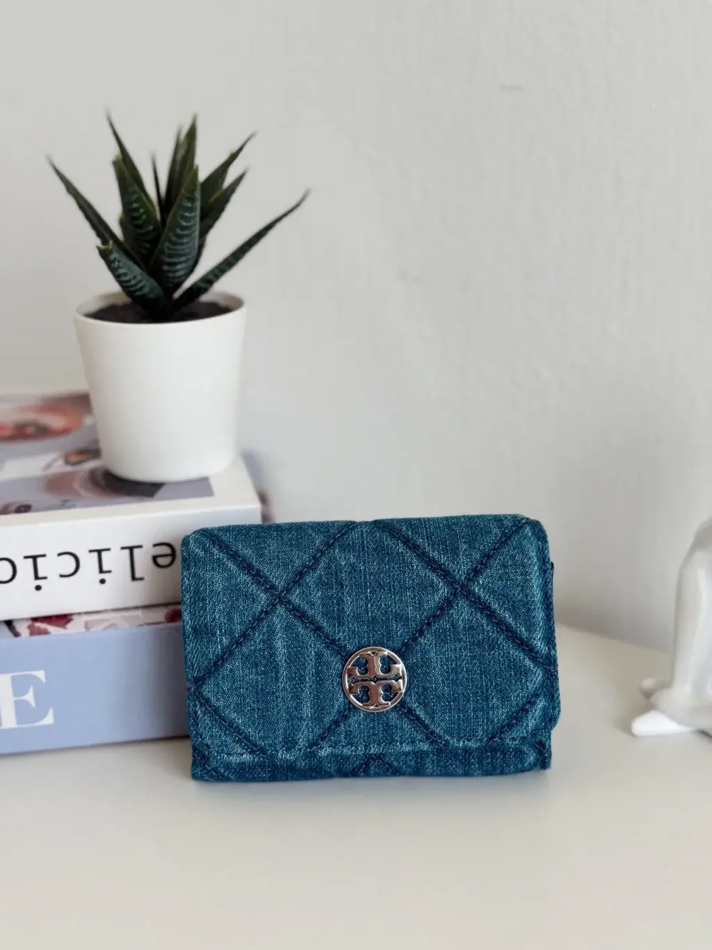 JuzBeauty_JuzBeautyMalaysia_JuzPretty_Authentic_Kbeauty_Malaysia_Skin_Care_Cosmetics_Jbeauty_Health_Care_korean_streetwear_US_Luxury_TORY BURCH 167997 Willa Denim Card Case 女款卡包3