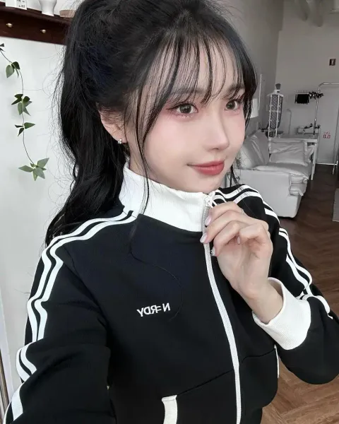 JuzBeauty-JuzBeautyMalaysia-JuzPretty-Authentic-Kbeauty-Malaysia-Skin-Care-Cosmetics-Jbeauty-Health-Care-korean-streetwear-NERDY Heritage NY Track Set 短款套裝5