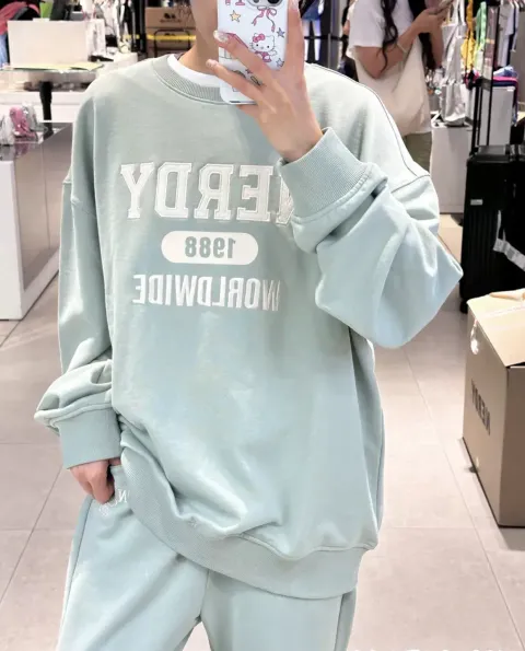 JuzBeauty-JuzBeautyMalaysia-JuzPretty-Authentic-Kbeauty-Malaysia-Skin-Care-Cosmetics-Jbeauty-Health-Care-korean-streetwear-NERDY Varsity Logo Sweatshirt 长袖上衣6